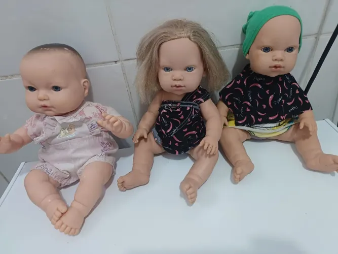 Trio de bonecas infantis