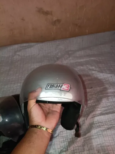Capacete new libert prata um lado do suporte da viseira quebrado