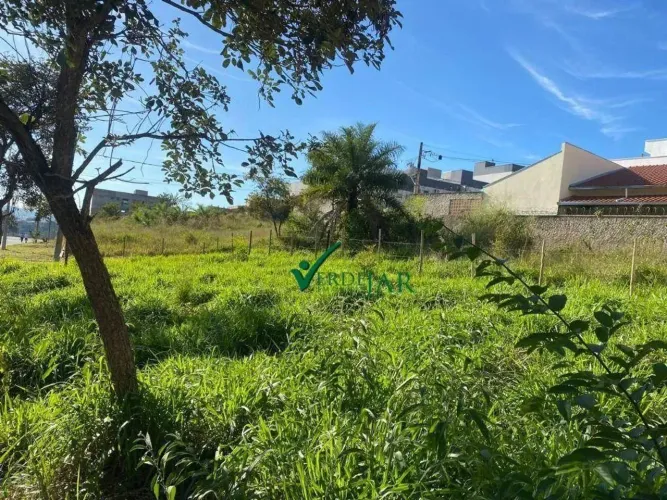 Terreno em ótimo ponto com opção para montar lojas comerciais e galpões.