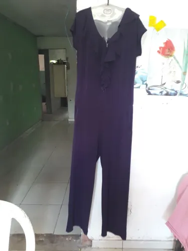 Macacão roxo com babado