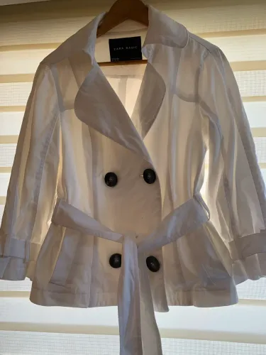 Casaco da Zara Cruzado Quatro Botões, Faixa na Cintura/Branco/Marca: Zara  T:G (SEMI-NOVO)