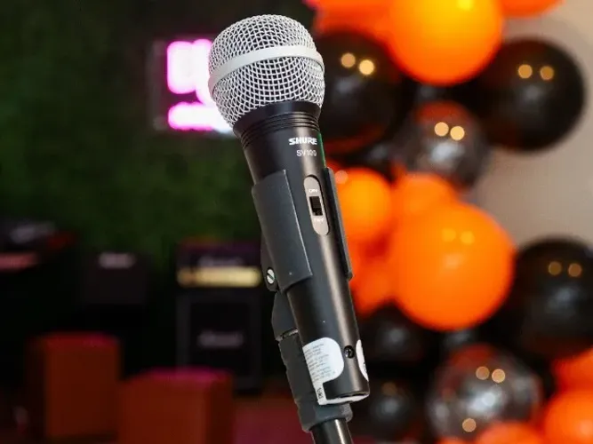 Microfone Shure SV100 de Mão Com Fio Dinâmico Cardióide