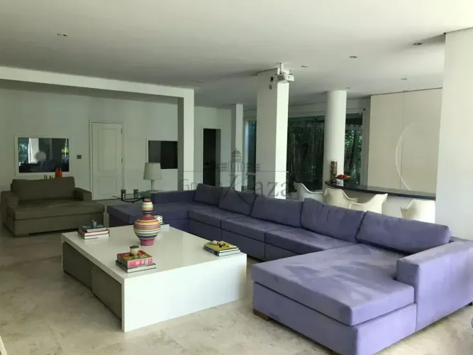 Casa de Alto Padrão no Tamboré 1  1.100 m², 4 Suítes e Área de Lazer Completa