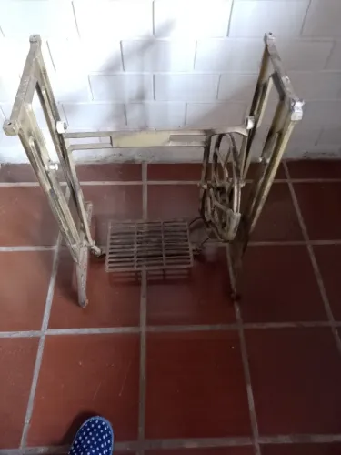 Pedestal de máquina de costura antiga 