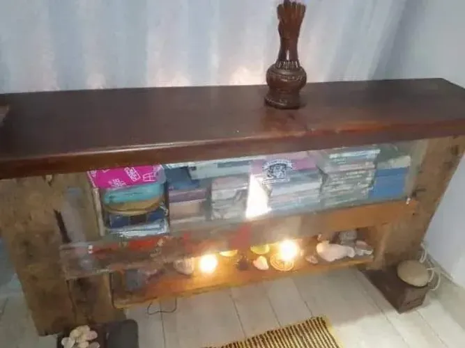 Vendo um rack de madeira