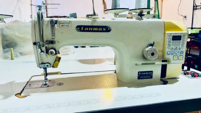 Máquina de Costura Industrial Lanmax LM138-HM-D4 - Completa com Mesa e Motor Direct Drive