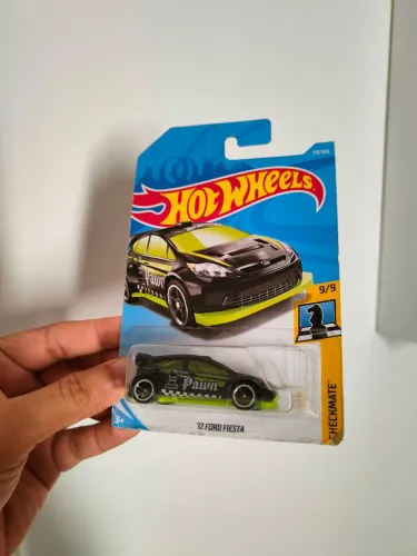 Hot Wheels Mainline '12 Ford Fiesta (Preto e verde)