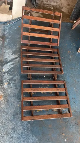 Sofá cama/ espreguiçadeira de madeira
