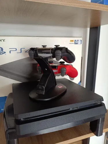 Ps4 slim + controle carregador duplo de acompanhamento