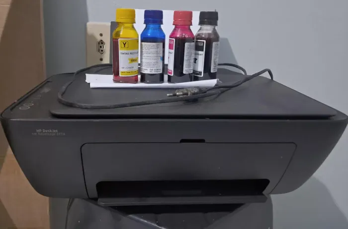 Impressora HP Deskjet 2774, mais 4 cores de tintas.
