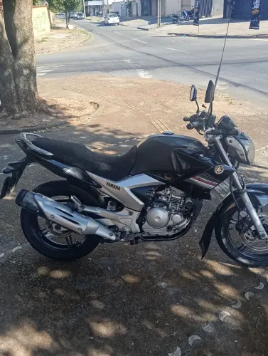 Vendo Moto Yamaha 250 Preta