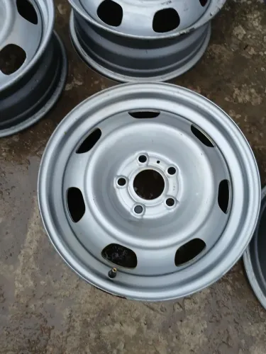 Roda aro 16 5 furos original Renault mas cabe em outros veículos 