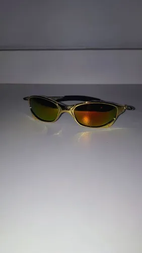 ÓCULOS DE SOL DOURADO