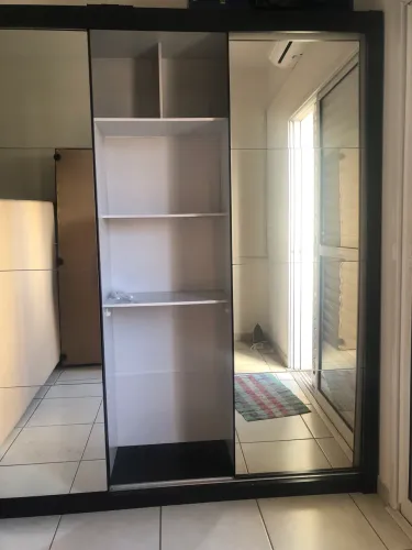 GUARDA-ROUPA COM 8 MESES DE USO