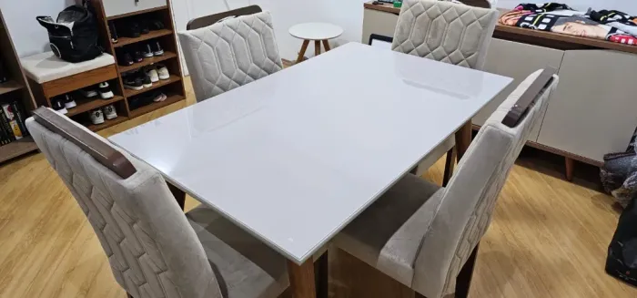 MESA DE JANTAR COM 4 CADEIRAS - Tampo de Vidro e Cadeiras Estofadas
