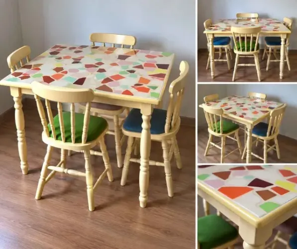 Mesa de Madeira com Tampo em Mosaico + 4 Cadeiras - Excelente Estado R$ 700,00