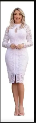 Vestido de renda branco, manga longa, decote