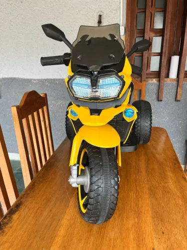 Moto elétrica de brinquedo