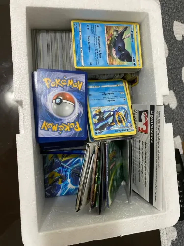 CAIXA COM 1000 CARTAS DE POKÉMON