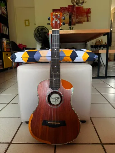 Ukulele Seizi Bora-Bora Crush Tenor Elétrico - Seminovo/Impecável