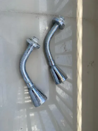 Duchas/chuveiros articulados de parede em metal cromado