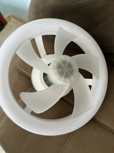 Ventilador de teto com lâmpada e controle remoto.