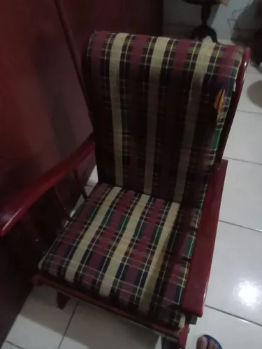 Cadeira de balanço com pequeno defeito