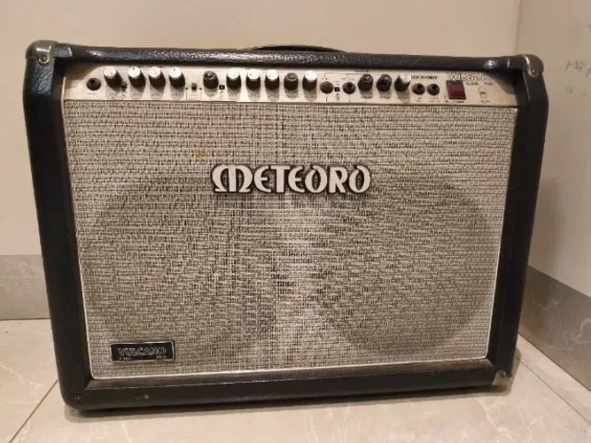 Amplificador Meteoro Vulcano G200 pré valvulado