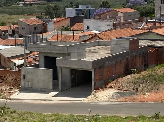 Casa a venda em Pardinho SP. 