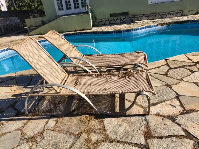 Cadeiras de uso a beira da piscina