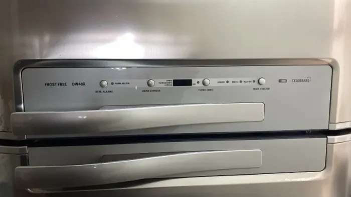 Refrigerador Frost Free Electrolux modelo DW48X Celebrate 409 litros