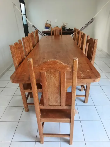 Mesa de madeira com 10 cadeiras