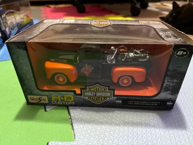 Miniatura Harley-Davidson Ford F-1 Pickup de 1948 + Harley-Davidson 1958 Duo Glide