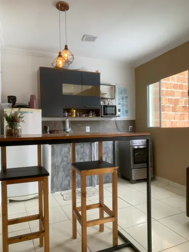 Mesa com banquetas estilo industrial