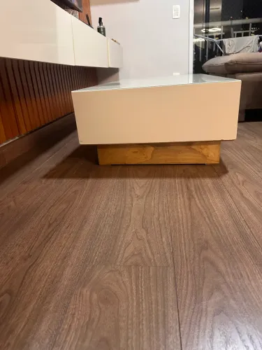 Mesa de centro em madeira e vidro superior