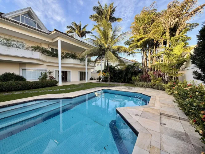 Casa de Alto Padrão com 4 Suítes, no Condomínio Santa Mônica Jardins - Barra da Tijuca REF