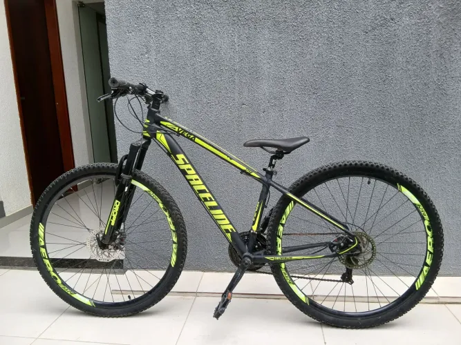 Bicicleta Mountain bike marca Spaceline Vega 2021 R29 tamanho do quadro 15" preto/verde