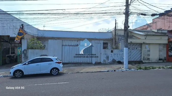 Casa na Avenida Constantino Nery - Centro