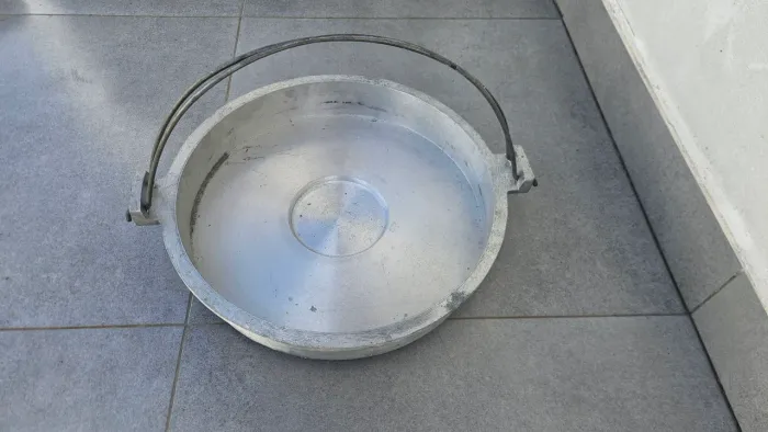 Panela/Wok grande em alumínio fundido 35cm