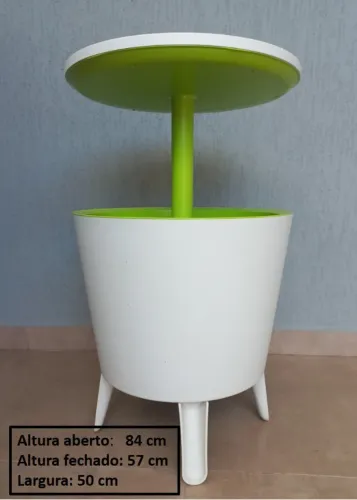 Mesa portátil com cooler integrado e tampo regulável