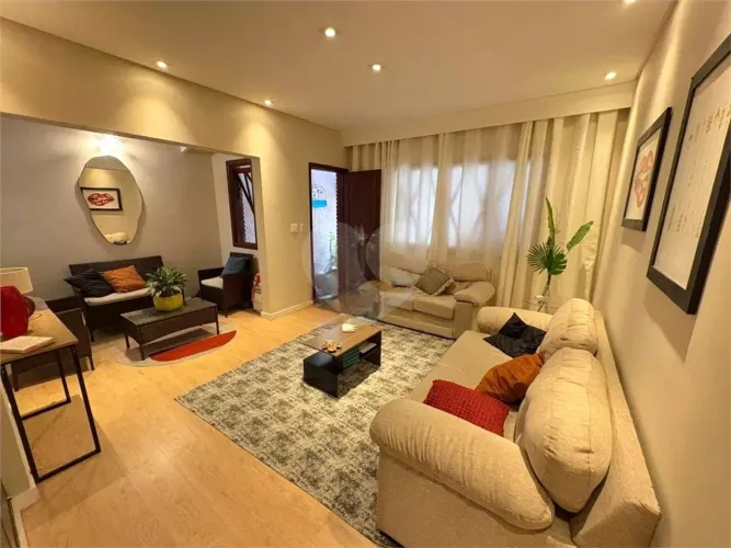Casa à venda na Vila Rosália Com 2 quartos e 2 vagas de garagem