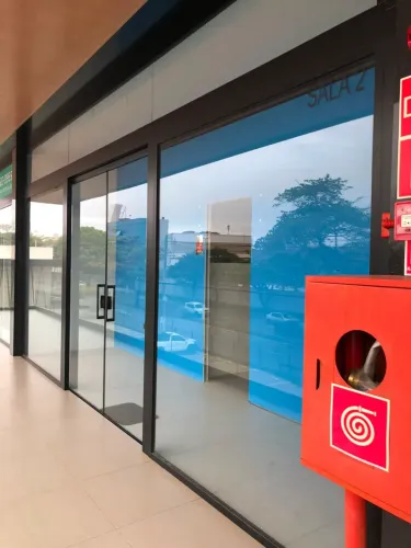 Centro comercial para aluguel possui 65 metros quadrados em Granja dos Cavaleiros - Macaé
