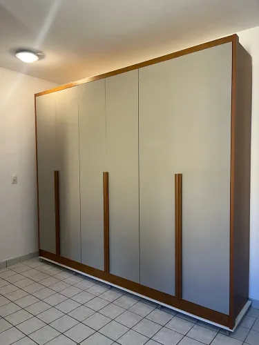Guarda-Roupa 6 Portas + Base com Rodinhas - Estado de Novo