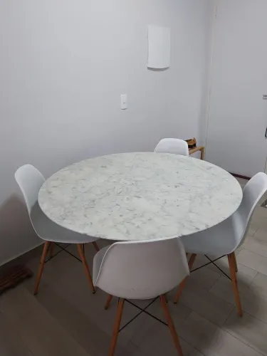 Mesa de jantar Saarinen Tulipa e 4 cadeiras