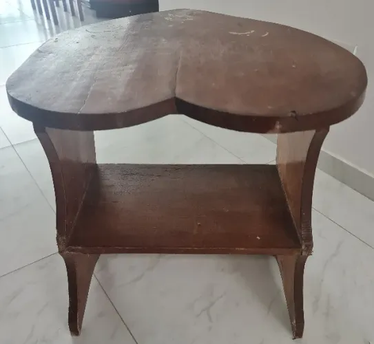Mesa / mesinha rústica de madeira maciça formato de coração para churrasqueira