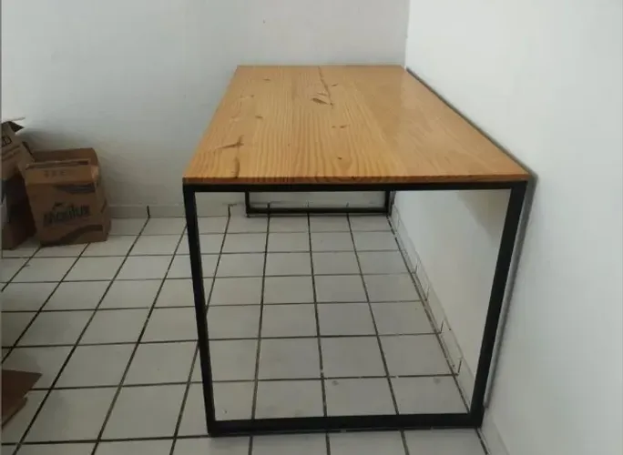 Mesa Industrial 1,60m - Tampo Pinus Maciço + Base Metalon Preta
