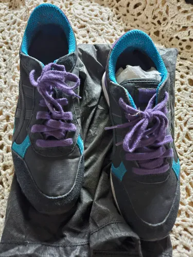 Tênis Asics Onitsuka Tiger Colorado 85 preto e roxo tamanho 39 8US. Excelente condição!