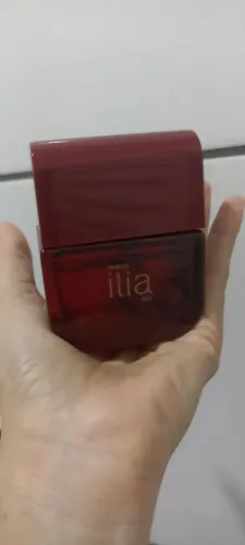 Perfume ilía e creme finalizador e termoprotetor para cabelo