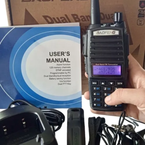 1 RÁDIO COMUNICADOR BAOFENG UV-82 + FONES + ACESSÓRIOS
