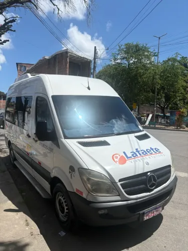 Van com motorista para viagem e turismo